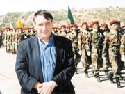 El corresponsal Peter Galbraith frente a tropas iraquíes