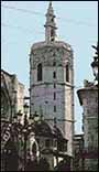 La cabecera se basa en el 'Micalet', la campana de la catedral de Valencia