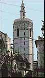 La cabecera se basa en el 'Micalet', la campana de la catedral de Valencia