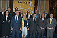 Rodrigo Rato, segundo por la izquierda, junto a los ganadores de los Premios de la Bolsa de 'La Gaceta de los Negocios'