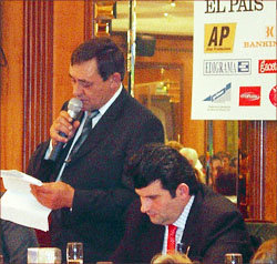 Juan Vicioso, presidente de FEMCAPRENS, durante su discurso, junto al alcalde de Alcalá de Henares, Bartolomé González
