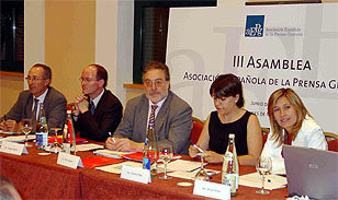 En la imagen, de Izda. a Dcha.: Miguel Pol, Vicepresidente de la AEPG; Josep Ritort, Tesorero; Pere Gayán, Presidente de la AEPG (centro); Cristina Mayo, Secretaria de la Asociación y Alicia Gómez, Abogada de la AEPG.