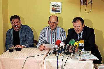 José Avelino Martínez Rodríguez, presidente de Kiasa, en el centro, (Kiosqueros Asturianos Asociados), Paco Ignacio Taibo II, director de la Semana Negra, y Juan Ramón González Méndez, a la derecha, en representación de Consulproyect