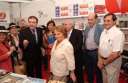 Juan Ramón González, de Consulproyect;  Paz Fernández Felgueroso, Alcaldesa de Gijón; Vicente Álvarez Areces, Presidente del Principado de Asturias; Avelino Martínez, Presidente de Kiasa y Juan Vicioso, Presidente de Covepres,en el Stand de Kiasa-Covepres