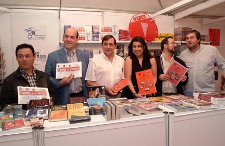 
José Carlos Suárez, José Avelino Martinez, Juan Vicioso, María Teresa Rodríguez, Constantino García y Jorge Suárez, de Kiasa y Covepres en el rastrillo, muestran la revista “Gaceta de Prensa” y el catálogo sobre la Jornada Técnica
