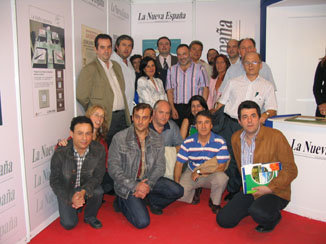 Parte de los presidentes de vendedores de prensa y patrocinadores a nivel nacional, posan ante el stand de 'La Nueva España'
