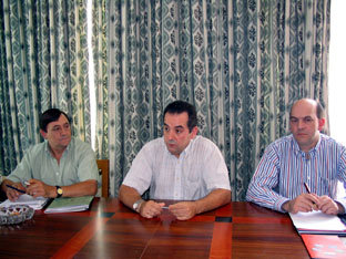 Juan Vicioso ( COVEPRES ), Gregorio Ruiz (ANDI), y Avelino Martínez (KIASA) en la Jornada Técnica Nacional

 

