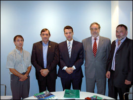 En la imagen, Jesús González, Manuel Soriano y Juan Vicioso de Covepres; junto a Pere Gayán, presidente de la AEPG; flanquean a Juan Pablo Mateos, director de Gaceta de Prensa