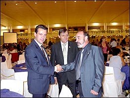 Juan Pablo Mateos, director de 'Gaceta de Prensa' (Izda.), saluda a Isaac Martín, Presidente de la AVPPM; junto a Juan Vicioso, Presidente de Covepres y Femcaprens