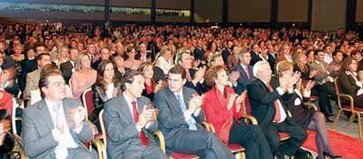 A la presentación del nuevo formato acudieron más de 5.000 personas, entre las que se encontraban, en primera fila, Mariano Rodríguez, presidente del Grupo MRS, editor del diario, junto a algunos de sus directivos