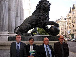 Juan Ramón González, de Consulproyect; Juan Vicioso Sanz, Presidente de COVEPRES; Antonio de la Rosa, Presidente de la Agrupación de Vendedores de Prensa de Sevilla y José Avelino Martínez, Presidente de KIASA