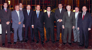 Los miembros de la Junta Directiva de la Agrupación de Vendedores de Prensa de Sevilla acompañan a su Presidente,  Antonio de la Rosa, (quinto por la izquierda), durante la Cena de Hermandad