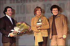 Concha Velasco posa con su premio junto al empresario Enrique Cornejo y la actriz Beatriz Carvajal