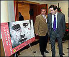 Pedro J. Ramírez y el comisario de la muestra, Diego Cavallo visitan la exposición en la A.P.M