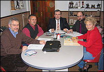 Julio Dueñas, Presidente de la Asociación de Tarragona con Antonio Fernández Castaño, J. R González, Ramón Morgades y Montse Sugrañes durante la reunión en la sede de la Asociación

