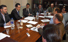 Juan Jose Delgado y Fernando Corroto de COVEPRES; Juan Pablo Mateos de Gaceta de Prensa; Miguel Garcia y Antonio de la Rosa, Presidente de la Agrupación Profesional de Vendedores de Sevilla, y otros directivos, durante la reunión