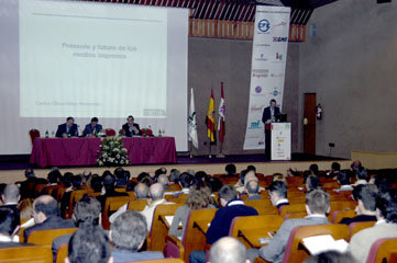 Presentación del I Congreso de Editores de Publicaciones Periodicas, con Carlos Oliva-Vélez, Vicepresidente de Metro Internacional y Vicepresidente de la AEPG, exponiendo su ponencia 'Presente y Futuro de los Medios Impresos'