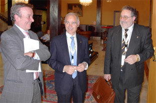 (De Izda. a Dcha) Eusebio Serrano, Director General de la OJD; Victor Muñoz, Secretario de la AEEPP y Pere Gayán, Presidente de la AEPG, antes de la Ponencia sobre Sistemas de Medición, celebrada en la Sala Central del Congreso de Editores