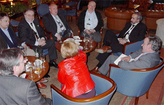 Miembros de la AEPG-ACPG, entre ellos los presidentes Pere Gayan y Mateu Ros, conversan con el Director General de la OJD, Eusebio Serrano, durante un descanso de las ponencias del Congreso de Editores