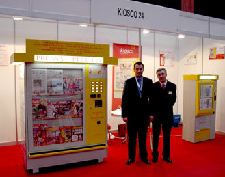 Luis Marin Barreiro (Izda) Director Comercial de Kiosco24, junto a Jorge Fernández Amoedo, Gerente de Kiosco 24, en su Stand durante el Congreso