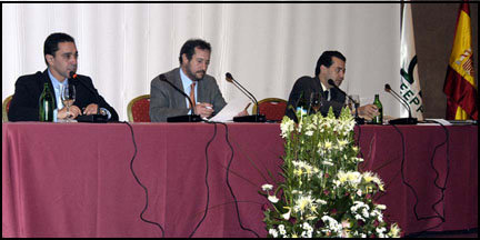 (De Izda. a Dcha.) Marcos Bohórquez, Director General de Gacetas Locales; 'El Publicista', moderador; Juan Pablo Mateos Abarca, Director General de Gaceta de Prensa