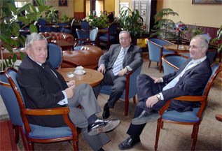 (De Izda. a Dcha.) Enrique Bohórquez, Presidente de Gacetas Locales y Vicepresidente de la AEEPP; Rafael Montero Palacios, Presidente del Grupo Faro y Joaquin Abad, Director General de Hispano Digital, en los salones del Hotel Brigida durante el Congreso