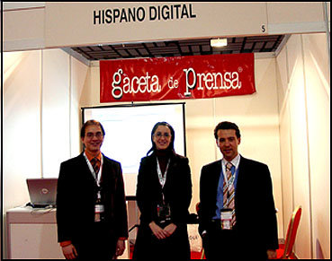 Gaceta de Prensa acompañó a Hispano Digital durante el Congreso de Editores. En la imagen, Juan Pablo Mateos, Director de Gaceta de Prensa, junto a un programador y una azafata