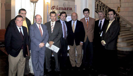 (De Izda. a Dcha) Miembros de la Junta de la Agrupación de Vendedores de Sevilla; Juan Pablo Mateos;Salvador Fernández Salas, Director Gerente de la Cámara de Comercio;Antonio de la Rosa, Presidente de la Agrupación de Vendedores y Directivos de la Cámara