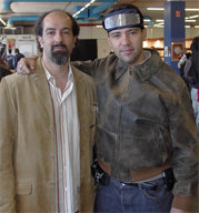 Emilio Gonzaño (Izda.) Director de Expomanga 05, y Juan Pablo Mateos, Director de Gaceta de Prensa, con un curioso casco 'Lector de Pensamientos' durante la Exposición