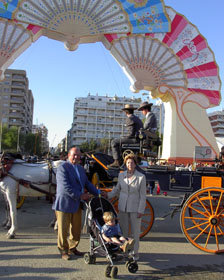 Antonio de la Rosa, junto a su esposa y su nieto, a la entrada del portalón de la Feria de Sevilla