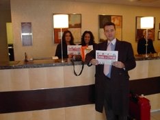 Las encantadoras recepcionistas del Hotel Crowne Plaza de Chicago, donde descansé después de más de 24 horas de espera, vuelo y desespero. Con dos 'gacetas' y un folleto de Kiosco24.