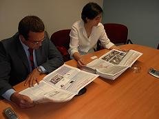 Andrés Blanquet y Luisa Fonseca leyendo con interés el último número de Gaceta de Prensa. En especial, la página dedicada al Grupo Recoletos y su cabecera QUE!, en conflicto con los puntos de venta españoles