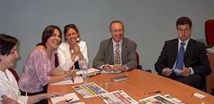 Beatriz Sonsoles, Secretaria de la AEPG,  Delegados de la AEPG y Leopolodo David Bernabeu López (Dcha.), editor de 'Prensa y Noticias S.L.', una de las mayores editoriales gratuitas de la costa levantina