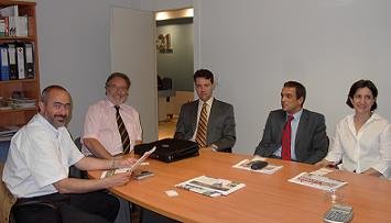 (De izda. a Dcha) Mateu Ros, Presidente de la ACPG y vocal de la AEPG; Pere Gayán, Presidente de la AEPG; Juan Pablo Mateos, Secretario General de la AEPG; Andrés Blanquet, Director Comercial de Metro News S.L. y Luisa Fonseca, Directora de Marketing de Metro News S.L.