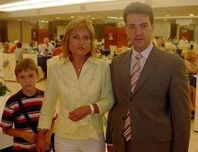 Ana Isabel Valle Moya, Presidenta de la Asociación Profesional de Vendedores de Prensa de Valencia y Provincia, con Juan Pablo Mateos, Director de Gaceta de Prensa, y un joven invitado a la Cena