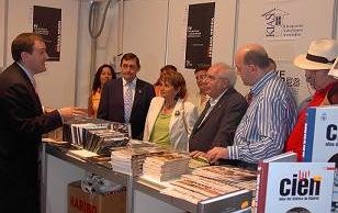 (De Izda. a Dcha.) Juan Ramón González, de Consulproyect, explica a los visitantes el stand de Kiasa. Juan Vicioso, presidente de Covepres, la alcaldesa de Gijón, Paz Fernández Felgueroso, el presidente del Principado de Asturias, Vicente Álvarez Areces, José Avelino Rodríguez, presidente de Kiasa, y Pedro J. Vila, vocal de Kiasa