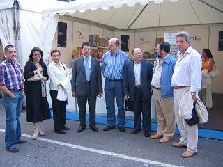 Miembros de la Junta Directiva de Kiasa, junto al Presidente de Kiasa, Avelino Rodríguez (centro); el Presidente de los vendedores de prensa de Elche , Juan Domingo (a su izquierda) y Juan Pablo Mateos, director de Gaceta de Prensa (a su derecha)