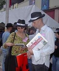 Escritores y editores profesionales del Grupo Zeta leen la revista 'Gaceta de Prensa' durante la Semana Negra de Gijón