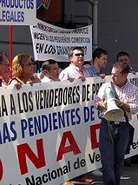 Antonio Sande, Presidente de CONADIPE (Dcha.), conversa con Ana Valle, Presidenta de los Vendedores de Prensa de Valencia, tras la pancarta