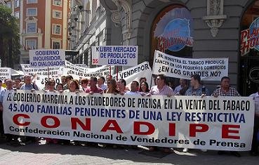 La manifestación contó con la presencia de las asociaciones integrantes de CONADIPE y fue seguida por centenares de vendedores de prensa