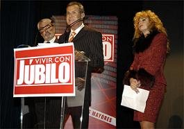 El presidente de Júbilo, Rafael Navas, flanqueado por los dos presentadores de la gala, Andrés Resino y Victoria Vera