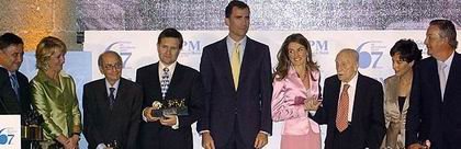 Los Príncipes, con los premiados, Esperanza Aguirre y Francisco Ayala, de la mano de Letizia Ortiz