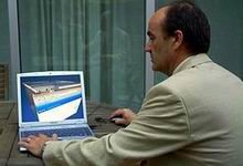Paco Rivière con su ordenador