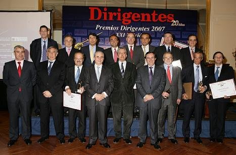 En la imagen que acompaña estas líneas aparecen los responsables de las empresas galardonadas con los Premios Dirigentes 2007 acompañados del Excelentísimo Señor Don Joan Trullén Thomás, Secretario General del Ministerio de Industria, Turismo y Comercio, Don Juan Antonio Núñez Martín, Director de programas de In-Company de IESE Business School y miembro del Consejo Editorial del Grupo Dirigentes ; Don Tomás Calleja Canelas, Profesor de IESE Business School y ESADE Asociación, Don Juan Iranzo, Director General del Centro de Estudios Económicos, y Don Victorio Merino, Presidente del Grupo Dirigentes. (Foto: Grupo Dirigentes)