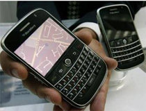 La BlackBerry de pantalla táctil llega para competir directamente con el popular iPhone de Apple