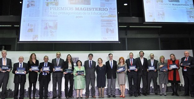 Pie de foto (de izquierda a derecha): Andreas Schleicher, coordinador del Informe PISA de la OCDE; Luis Alegre, ex consejero de Educación de La Rioja; Patricia Alocén Subdirectora del Área de Acción Educativa de Fundación La Caixa; Miguel Soler, director general de Formación Profesional del Ministerio de Educación; Julio Laria, director general del Instituto de Educación Vial de Fundación Mapfre; Olvido Nicolás, directora de Programas Académicos de Microsoft; Charo del Rey, directora del Colegio Niño Jesús; José María de Moya, director general de Siena; Alicia Delibes, viceconsejera de Educación de la Comunidad de Madrid; Aureo Ruiz de Villa, presidente de Siena; Consuelo Vázquez, Secretaria General de la Comisión Española de UNESCO; Eliseo Andreu, director CP Pedro Duque; Rodrigo Ron, director Festival de Comunicación Infantil El Chupete; Susana Aldecoa, directora Colegio Estilo; Trinidad Nogales, consejera de Educación de la Junta de Extremadura; Luciano Fernández, diputado PSOE Junta Extremadura.