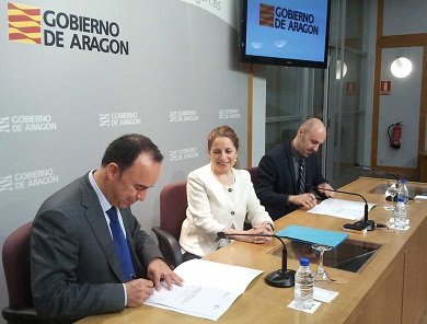 De izq. a dcha., Miguel Jaque, director gerente de CENATIC, María Ángeles Rincón, directora general de Nuevas Tecnologías del Gobierno de Aragón, y Francisco Solans, presidente de CESLA.