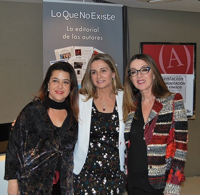 Mercedes Pescador, en el centro, durante la presentación del libro