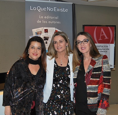 Mercedes Pescador, en el centro, durante la presentación del libro