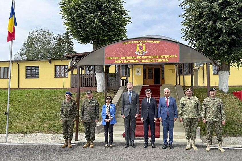 Robles resalta el compromiso de España con la OTAN durante su visita a tropas en Rumanía